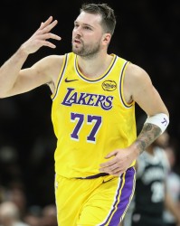 MK体育APP-东契奇单赛季第15次单场至少25+10+5 湖人队史自01年奥尼尔后最多