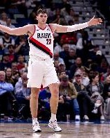 不虚对面双塔！克林根半场7投4中得13分9板 前场篮板有7个