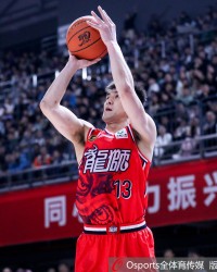 MK体育下载-状态可以！郭艾伦半场8中4拿下10分3板1助 半场超远压哨三分